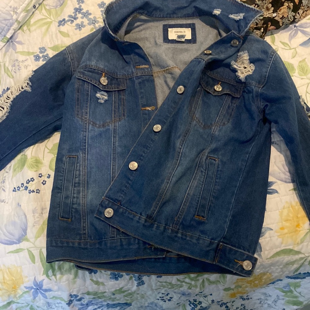 FOREVER 21 OVERSIZED RIPPED JEAN JACKET